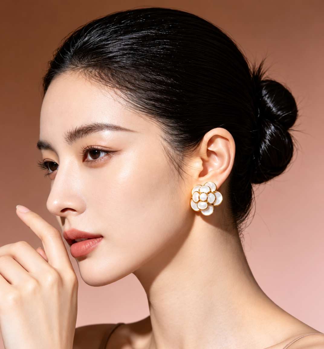 Flower-shaped mother-of-pearl earring worn on the ear