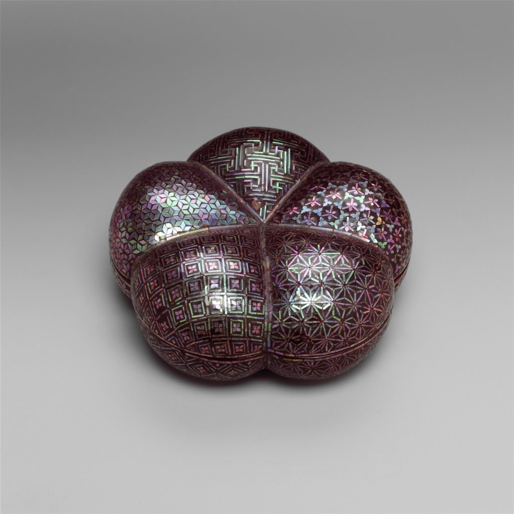 Lobed black lacquer box inlaid with geometric mother-of-pearl patterns, late 17th century Qing dynasty