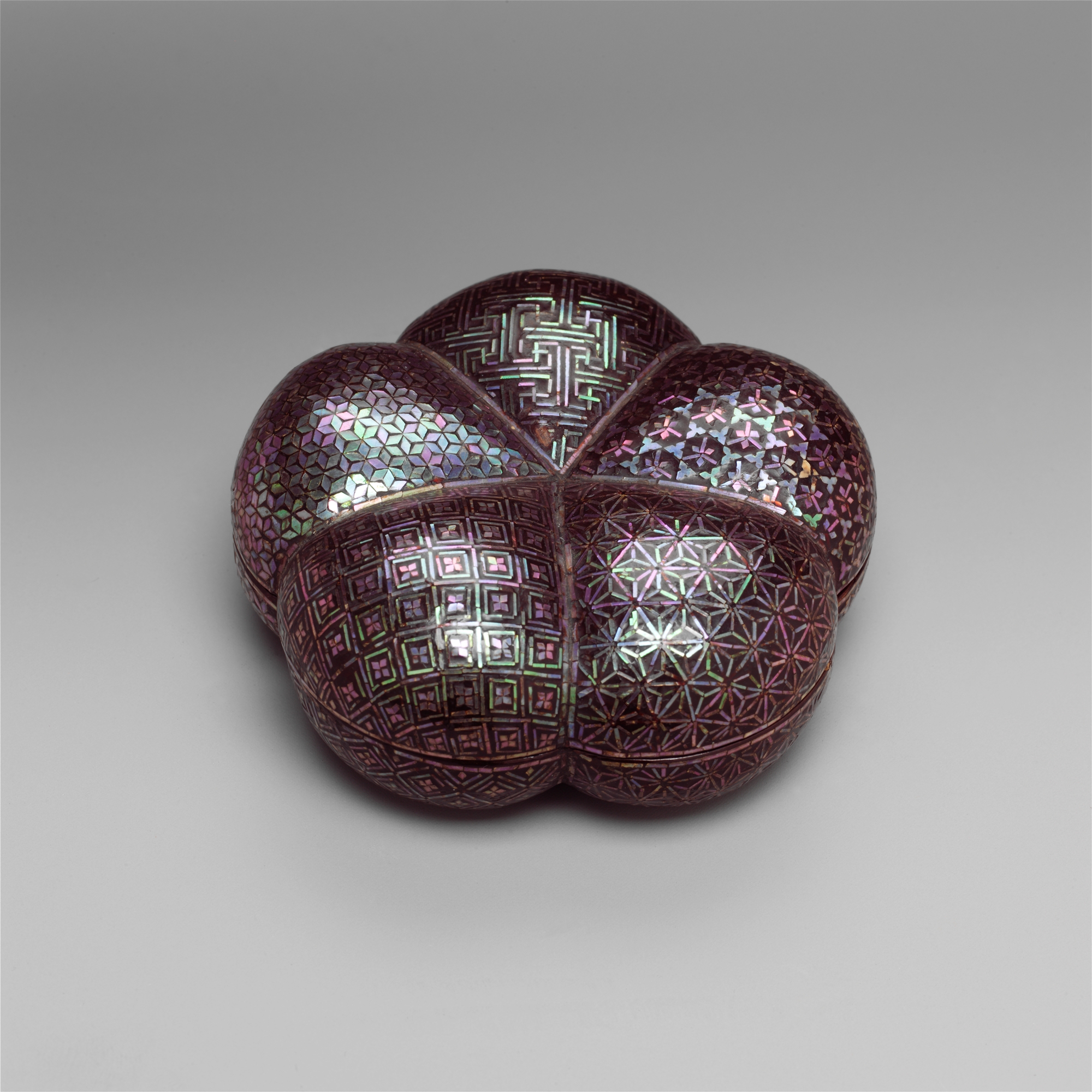 Lobed black lacquer box inlaid with geometric mother-of-pearl patterns, late 17th century Qing dynasty